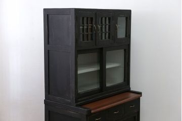 アンティーク家具　アンティークペイント モールガラス入りのシックな食器棚(キッチンキャビネット)