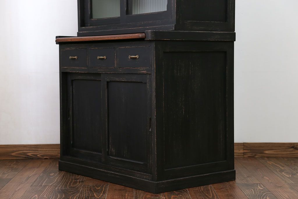 アンティーク家具　アンティークペイント モールガラス入りのシックな食器棚(キッチンキャビネット)