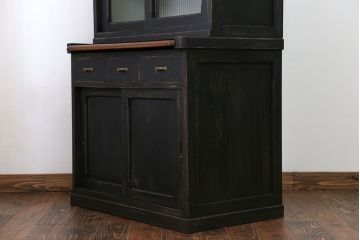 アンティーク家具　アンティークペイント モールガラス入りのシックな食器棚(キッチンキャビネット)