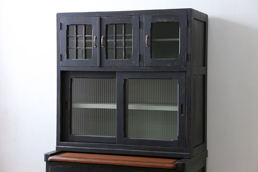 アンティーク家具　アンティークペイント モールガラス入りのシックな食器棚(キッチンキャビネット)