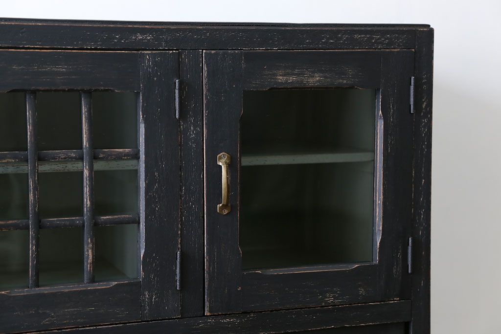 アンティーク家具　アンティークペイント モールガラス入りのシックな食器棚(キッチンキャビネット)
