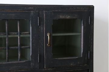 アンティーク家具　アンティークペイント モールガラス入りのシックな食器棚(キッチンキャビネット)