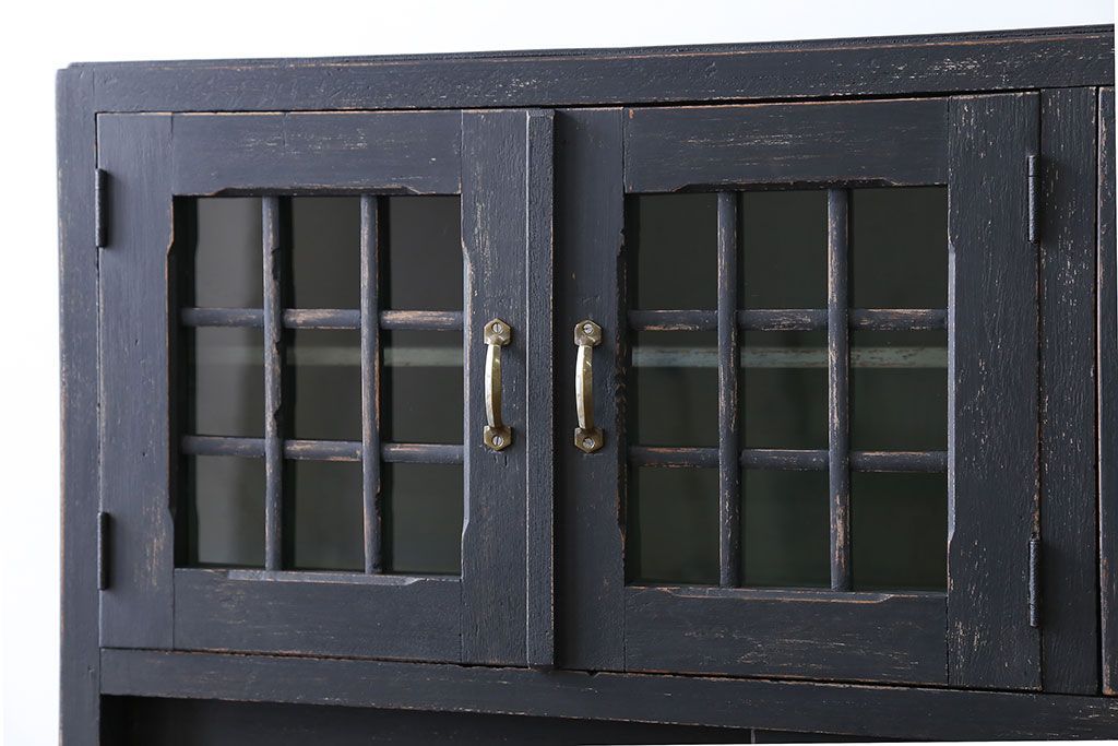 アンティーク家具　アンティークペイント モールガラス入りのシックな食器棚(キッチンキャビネット)