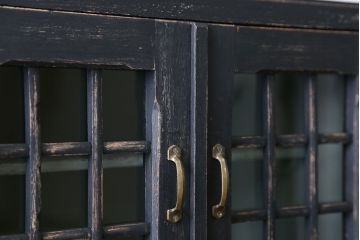 アンティーク家具　アンティークペイント モールガラス入りのシックな食器棚(キッチンキャビネット)