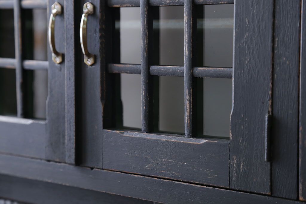 アンティーク家具　アンティークペイント モールガラス入りのシックな食器棚(キッチンキャビネット)