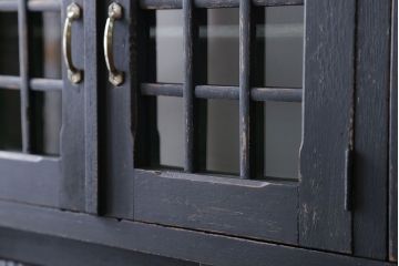 アンティーク家具　アンティークペイント モールガラス入りのシックな食器棚(キッチンキャビネット)