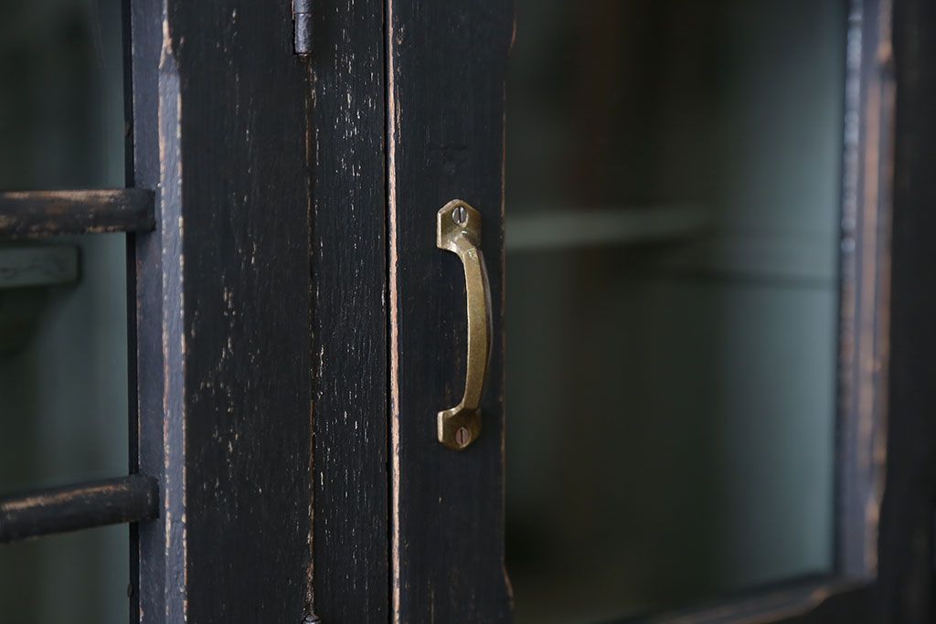 アンティーク家具　アンティークペイント モールガラス入りのシックな食器棚(キッチンキャビネット)