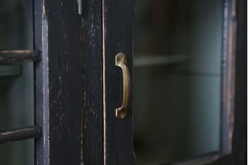 アンティーク家具　アンティークペイント モールガラス入りのシックな食器棚(キッチンキャビネット)