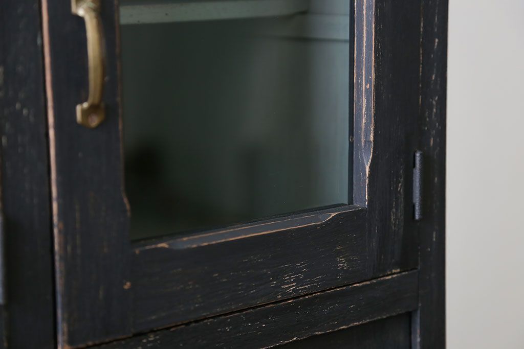 アンティーク家具　アンティークペイント モールガラス入りのシックな食器棚(キッチンキャビネット)