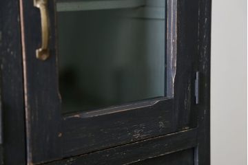 アンティーク家具　アンティークペイント モールガラス入りのシックな食器棚(キッチンキャビネット)