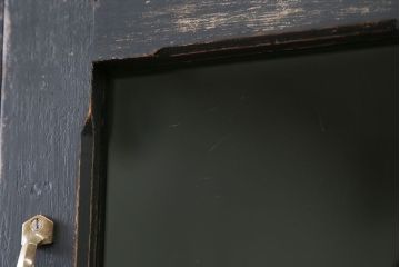 アンティーク家具　アンティークペイント モールガラス入りのシックな食器棚(キッチンキャビネット)