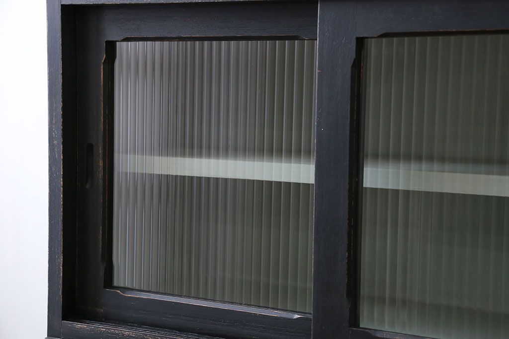 アンティーク家具　アンティークペイント モールガラス入りのシックな食器棚(キッチンキャビネット)