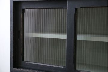 アンティーク家具　アンティークペイント モールガラス入りのシックな食器棚(キッチンキャビネット)