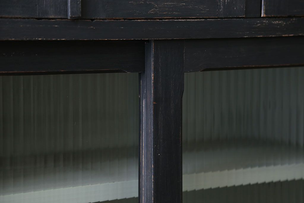 アンティーク家具　アンティークペイント モールガラス入りのシックな食器棚(キッチンキャビネット)