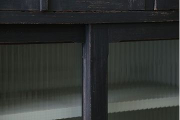 アンティーク家具　アンティークペイント モールガラス入りのシックな食器棚(キッチンキャビネット)