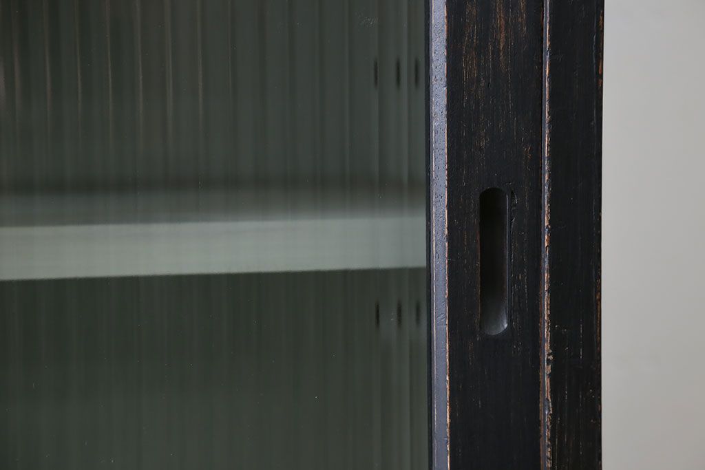 アンティーク家具　アンティークペイント モールガラス入りのシックな食器棚(キッチンキャビネット)