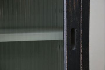 アンティーク家具　アンティークペイント モールガラス入りのシックな食器棚(キッチンキャビネット)