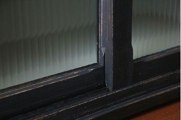 アンティーク家具　アンティークペイント モールガラス入りのシックな食器棚(キッチンキャビネット)