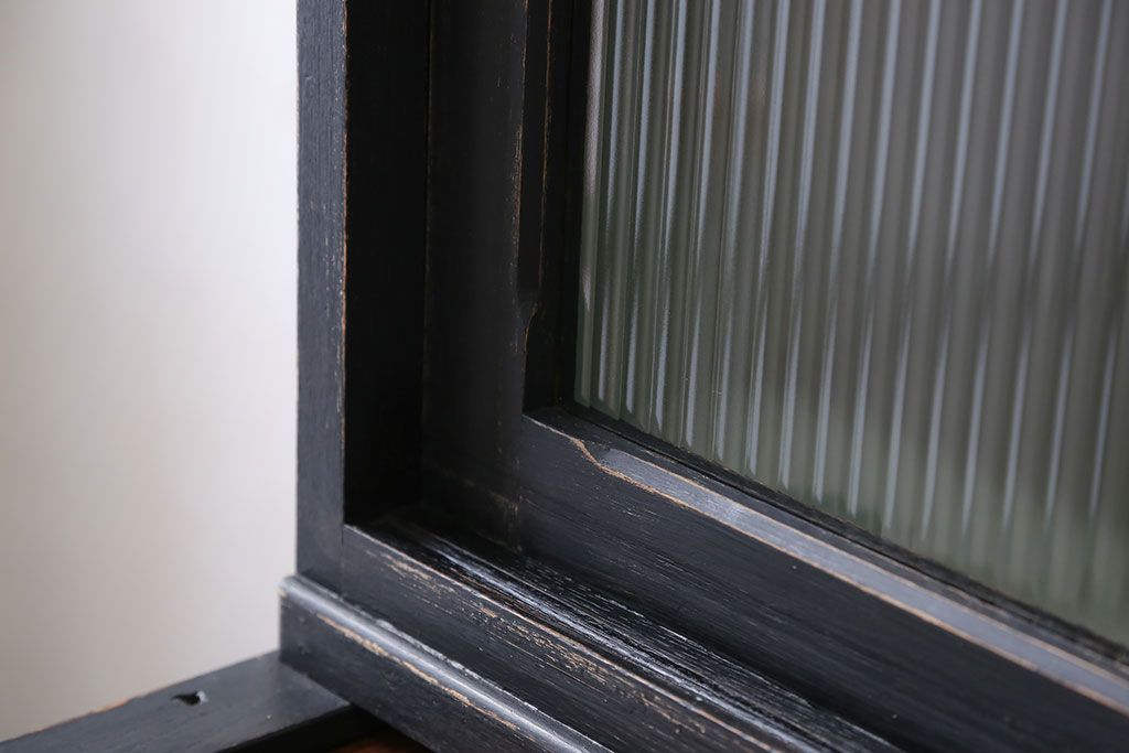 アンティーク家具　アンティークペイント モールガラス入りのシックな食器棚(キッチンキャビネット)