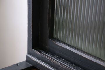 アンティーク家具　アンティークペイント モールガラス入りのシックな食器棚(キッチンキャビネット)