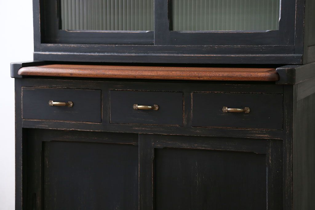 アンティーク家具　アンティークペイント モールガラス入りのシックな食器棚(キッチンキャビネット)