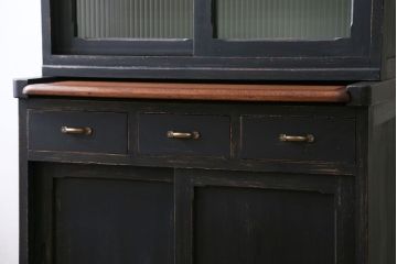 アンティーク家具　アンティークペイント モールガラス入りのシックな食器棚(キッチンキャビネット)