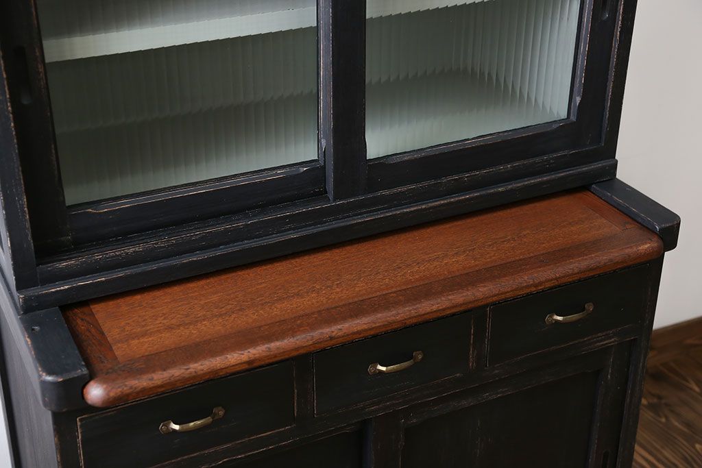 アンティーク家具　アンティークペイント モールガラス入りのシックな食器棚(キッチンキャビネット)