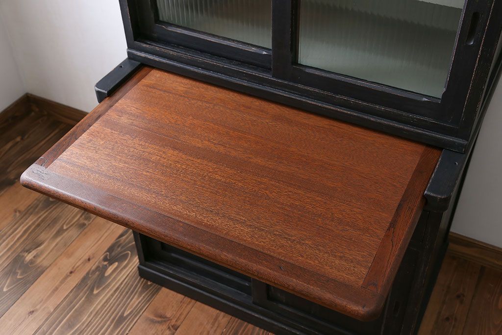 アンティーク家具　アンティークペイント モールガラス入りのシックな食器棚(キッチンキャビネット)