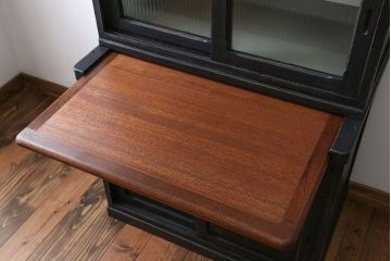 アンティーク家具　アンティークペイント モールガラス入りのシックな食器棚(キッチンキャビネット)