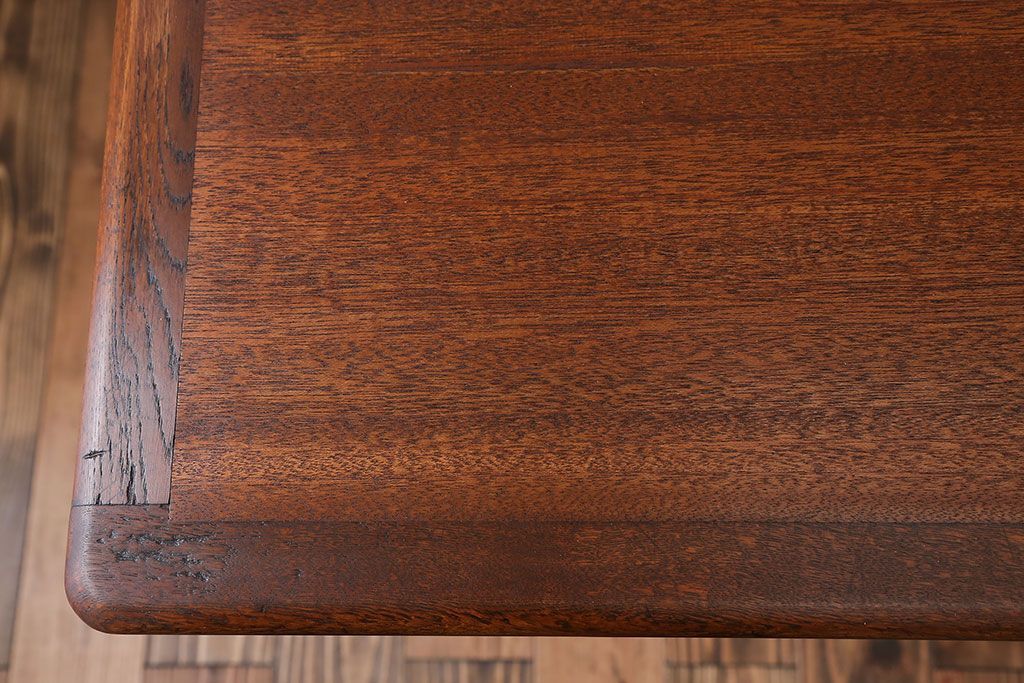 アンティーク家具　アンティークペイント モールガラス入りのシックな食器棚(キッチンキャビネット)