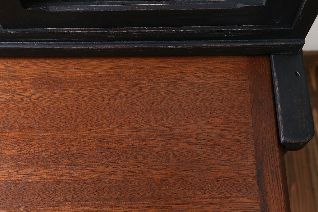 アンティーク家具　アンティークペイント モールガラス入りのシックな食器棚(キッチンキャビネット)