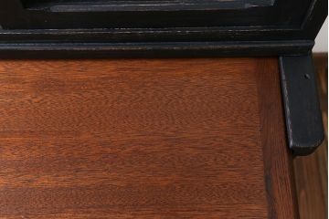 アンティーク家具　アンティークペイント モールガラス入りのシックな食器棚(キッチンキャビネット)