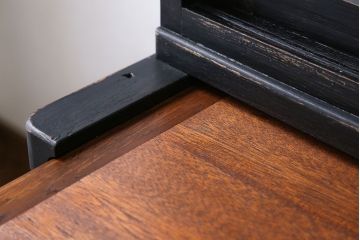 アンティーク家具　アンティークペイント モールガラス入りのシックな食器棚(キッチンキャビネット)