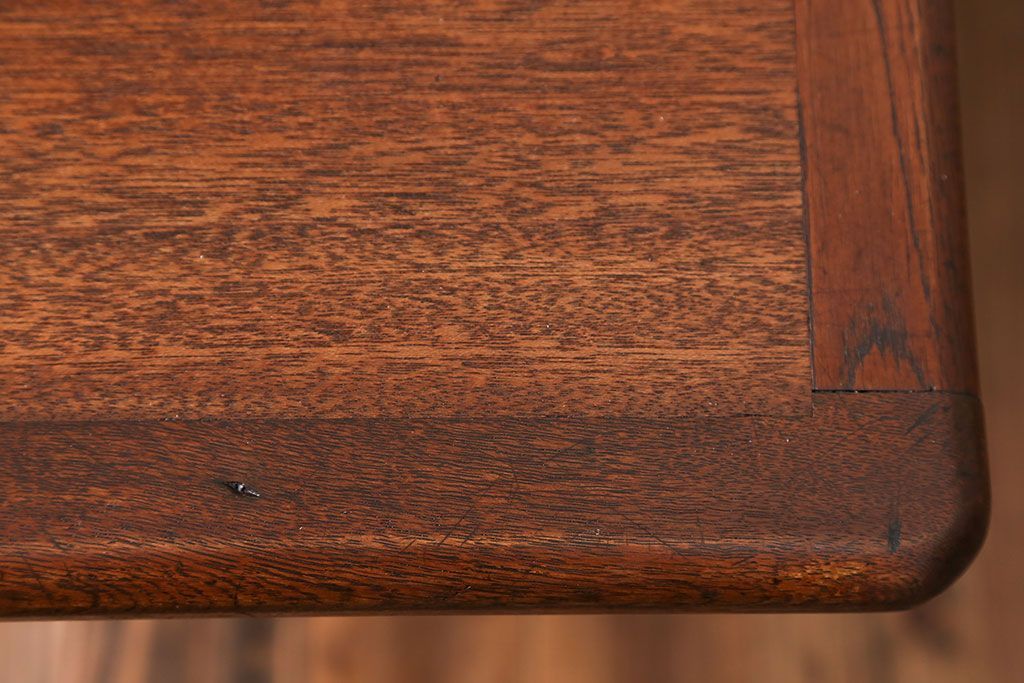 アンティーク家具　アンティークペイント モールガラス入りのシックな食器棚(キッチンキャビネット)