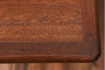 アンティーク家具　アンティークペイント モールガラス入りのシックな食器棚(キッチンキャビネット)