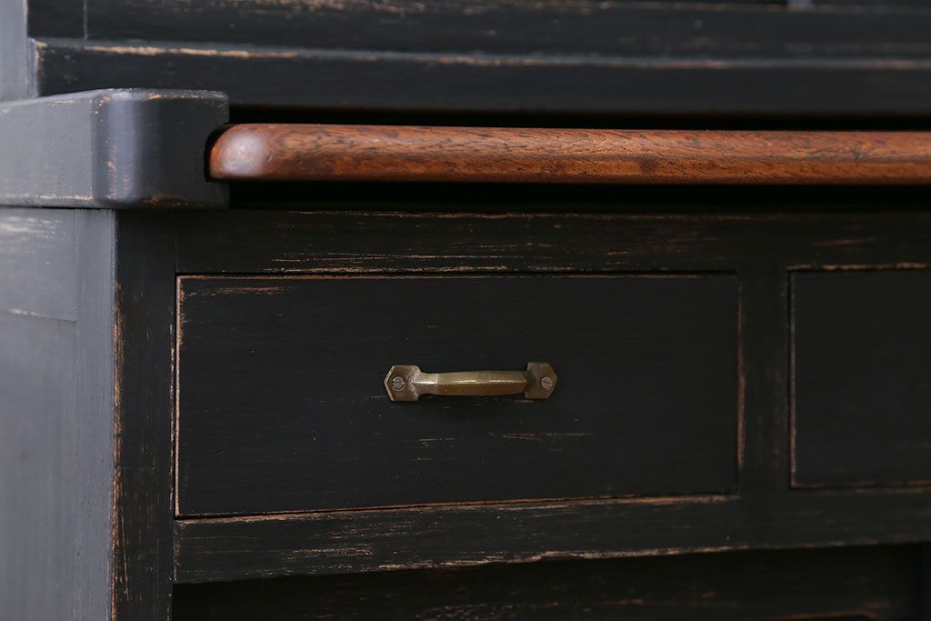 アンティーク家具　アンティークペイント モールガラス入りのシックな食器棚(キッチンキャビネット)