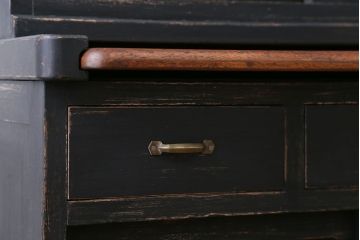 アンティーク家具　アンティークペイント モールガラス入りのシックな食器棚(キッチンキャビネット)