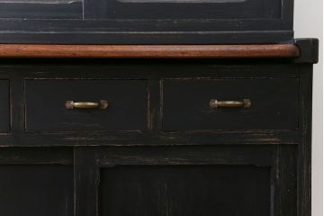 アンティーク家具　アンティークペイント モールガラス入りのシックな食器棚(キッチンキャビネット)