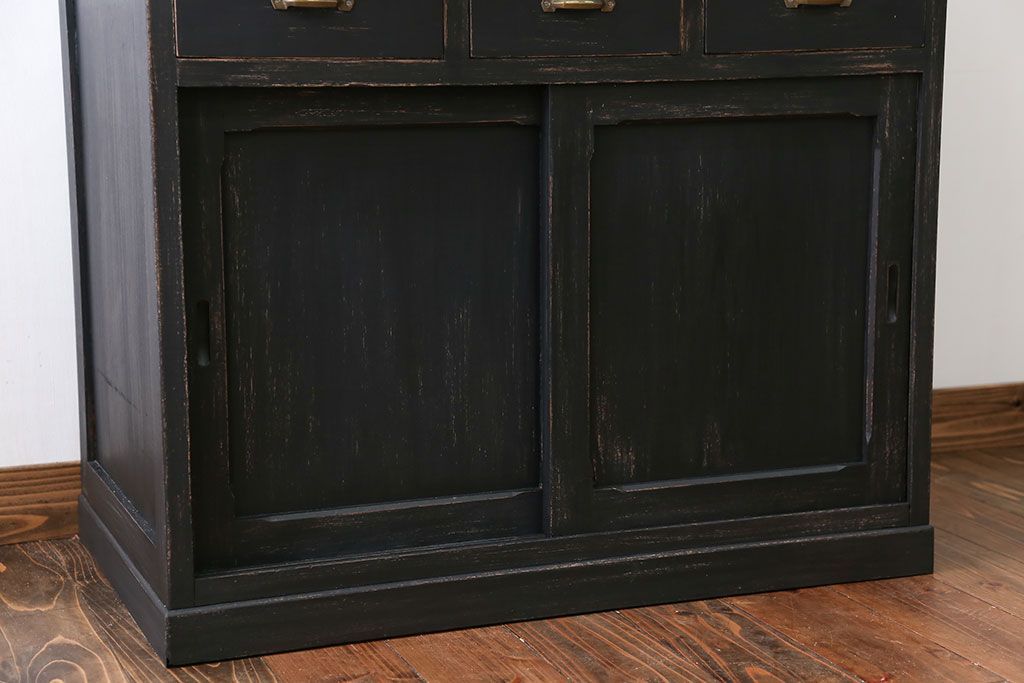 アンティーク家具　アンティークペイント モールガラス入りのシックな食器棚(キッチンキャビネット)
