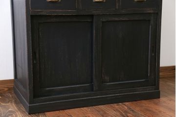 アンティーク家具　アンティークペイント モールガラス入りのシックな食器棚(キッチンキャビネット)