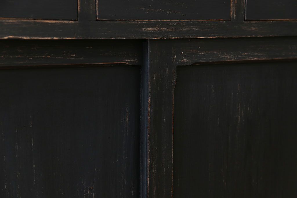 アンティーク家具　アンティークペイント モールガラス入りのシックな食器棚(キッチンキャビネット)