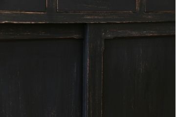 アンティーク家具　アンティークペイント モールガラス入りのシックな食器棚(キッチンキャビネット)