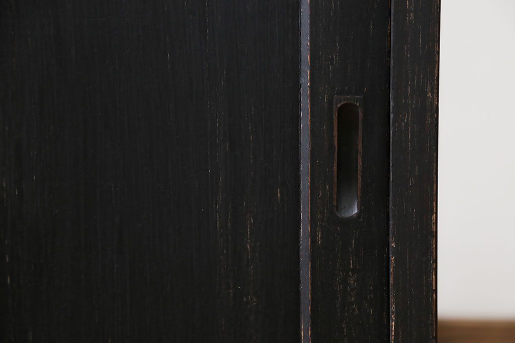 アンティーク家具　アンティークペイント モールガラス入りのシックな食器棚(キッチンキャビネット)