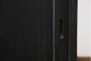 アンティーク家具　アンティークペイント モールガラス入りのシックな食器棚(キッチンキャビネット)