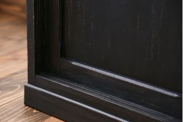 アンティーク家具　アンティークペイント モールガラス入りのシックな食器棚(キッチンキャビネット)