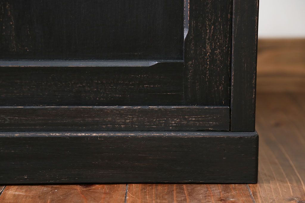 アンティーク家具　アンティークペイント モールガラス入りのシックな食器棚(キッチンキャビネット)