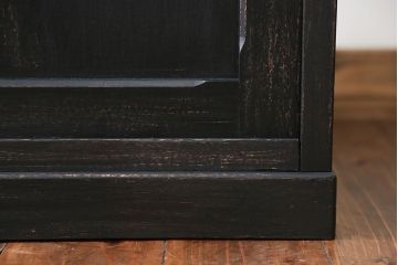 アンティーク家具　アンティークペイント モールガラス入りのシックな食器棚(キッチンキャビネット)