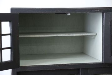 アンティーク家具　アンティークペイント モールガラス入りのシックな食器棚(キッチンキャビネット)