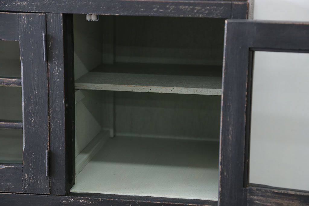 アンティーク家具　アンティークペイント モールガラス入りのシックな食器棚(キッチンキャビネット)