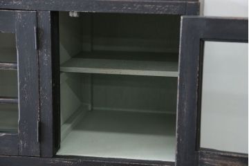 アンティーク家具　アンティークペイント モールガラス入りのシックな食器棚(キッチンキャビネット)